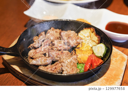 温かくて美味しそうな鉄板で焼く肉料理 129977658