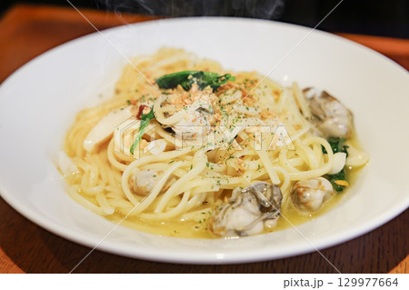 温かくて美味しそうな海鮮パスタ 129977664