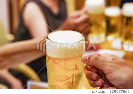 飲食店で飲む美味しそうなよく冷えたビール 129977665