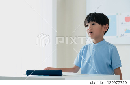 勉強する小学生の男の子 勉強する小学生の男の子 129977730