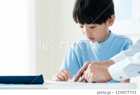 勉強する小学生の男の子 129977731