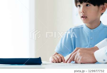 勉強する小学生の男の子 勉強する小学生の男の子 129977732