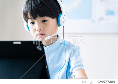 オンライン授業を受ける男の子 129977809