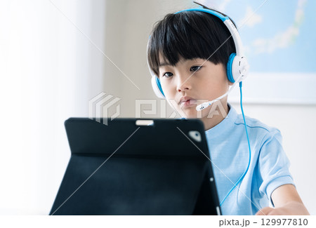 オンライン授業を受ける男の子 129977810