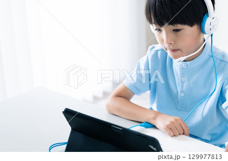オンライン授業を受ける男の子 オンライン授業を受ける男の子 129977813