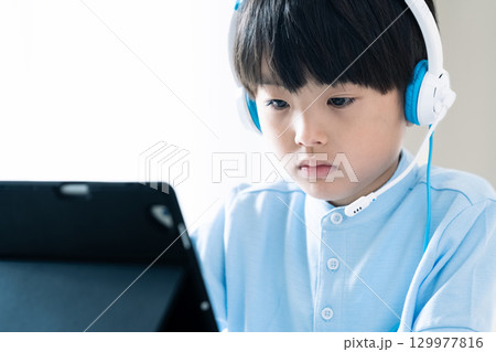 オンライン授業を受ける男の子 オンライン授業を受ける男の子 129977816