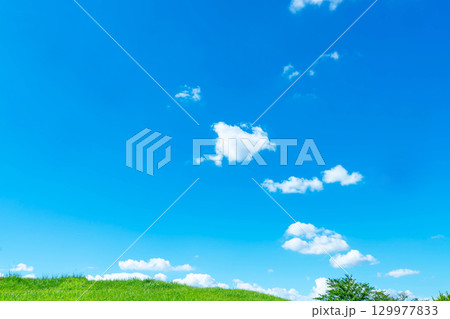 青空と雲と草原 青空と雲と草原 129977833
