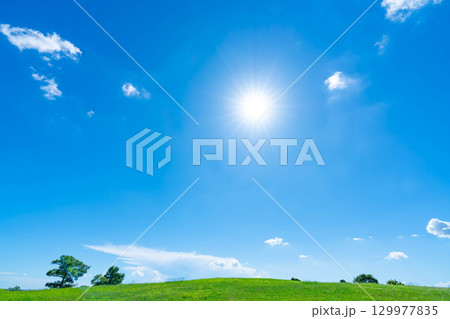 青空と雲と太陽と草原 129977835