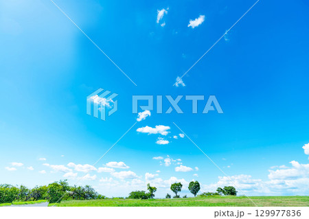 青空と雲と草原 青空と雲と草原 129977836