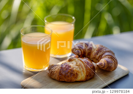 orange juice and croissants 129978184