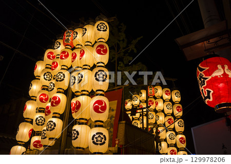 京都の祇園祭 後祭の宵山 八幡山 京都の祇園祭 後祭の宵山 八幡山 129978206