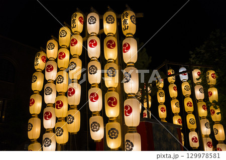 京都の祇園祭　後祭の宵山　鈴鹿山　　  129978581