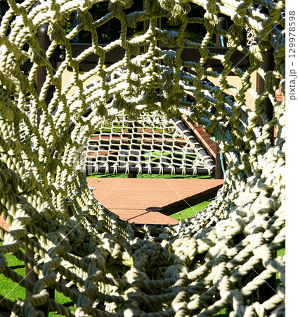 公園に置いてある縄トンネルの遊具 公園に置いてある縄トンネルの遊具 129978598