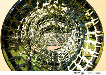 公園に置いてある縄トンネルの遊具 公園に置いてある縄トンネルの遊具 129978610