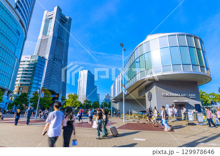 日本の横浜都市景観8月23日。横浜ランドマークタワーやヨコハマエアキャビンの桜木町駅などを望む 129978646