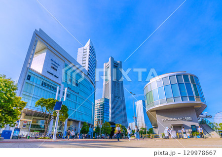 日本の横浜都市景観8月23日。横浜ランドマークタワーやヨコハマエアキャビンの桜木町駅などを望む 129978667