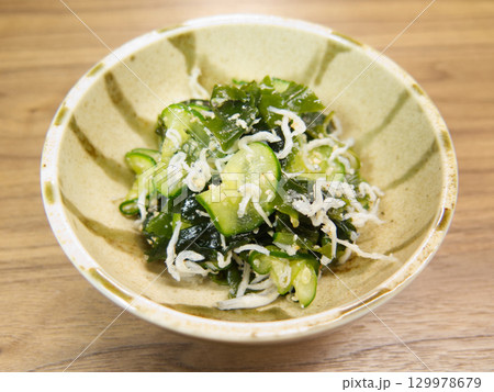 キュウリとワカメの酢の物 キュウリとワカメの酢の物 129978679