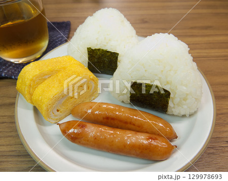 おにぎりと玉子焼きとウインナー 129978693