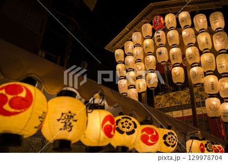 京都の祇園祭　後祭の宵山　鷹山　　  129978704