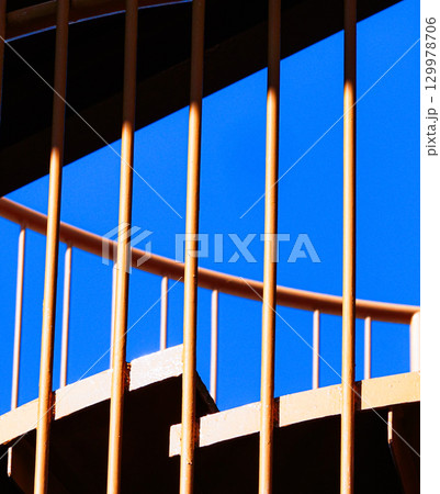 螺旋階段と青空のイメージ風景 螺旋階段と青空のイメージ風景 129978706