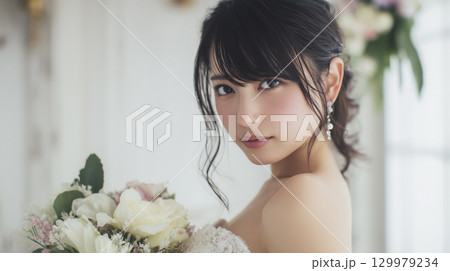 チャペルで結婚式　新婦のクローズアップ　ブライダルフォト 129979234