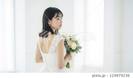 チャペルで結婚式　新婦のクローズアップ　ブライダルフォト 129979236