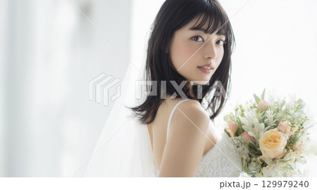 チャペルで結婚式　新婦のクローズアップ　ブライダルフォト 129979240