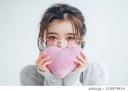想いを伝える女性 想いを伝える女性 129979414