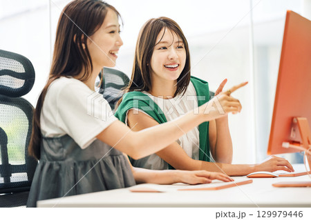 制作会社で働く若いキャリアウーマン 129979446