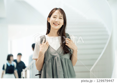 バックパッカーの若い女性 129979447