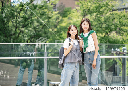 女子大生2人のポートレート 129979496
