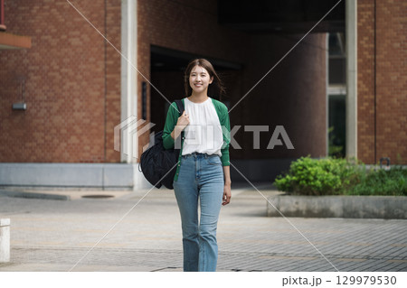 一人で学校内を歩く女子大生 129979530