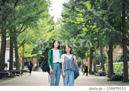 友達と街を歩く若い女性 129979532