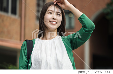 一人で学校内を歩く女子大生 129979533