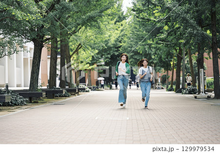 大学の構内を走る女子大生 129979534