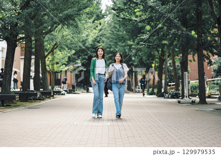 学校内の敷地を友達と一緒に歩く女子大生 129979535