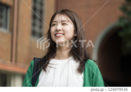 一人で学校内を歩く女子大生 一人で学校内を歩く女子大生 129979536