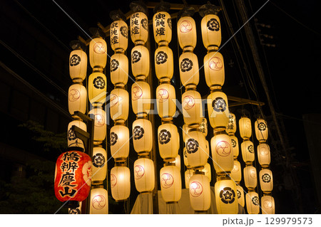 京都の祇園祭　後祭の宵山　橋弁慶山 　　　  129979573