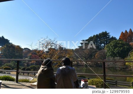 秋の紅葉を楽しむ人々 秋の紅葉を楽しむ人々 129979593