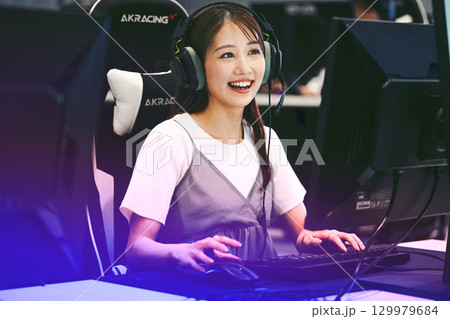 eスポーツの大会でゲームに参加する若い女性 129979684