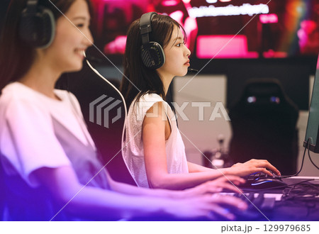 eスポーツの大会でゲームに参加する若い女性 eスポーツの大会でゲームに参加する若い女性 129979685