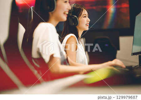 eスポーツの大会でゲームに参加する若い女性 eスポーツの大会でゲームに参加する若い女性 129979687