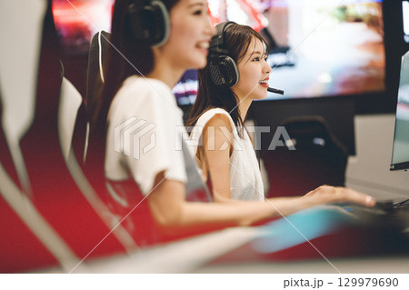 eスポーツの大会でゲームに参加する若い女性 129979690