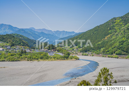 川根本町の大井川周辺の風景(静岡県) 川根本町の大井川周辺の風景(静岡県) 129979721