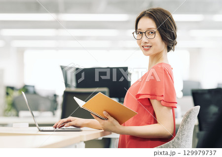 オフィスでデスクワークをするキャリアウーマン 129979737