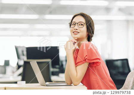 オフィスでデスクワークをするキャリアウーマン 129979738