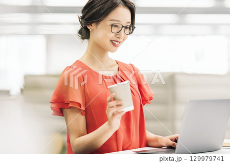 オフィスでデスクワークをするキャリアウーマン 129979741