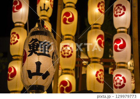 京都の祇園祭　後祭の宵山　鯉山　　  129979773