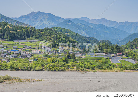 川根本町の大井川周辺の風景(静岡県) 川根本町の大井川周辺の風景(静岡県) 129979907