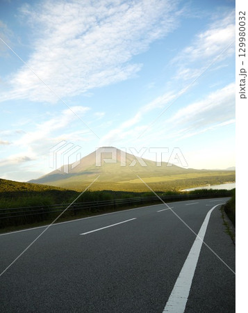 朝焼けの富士山 129980032